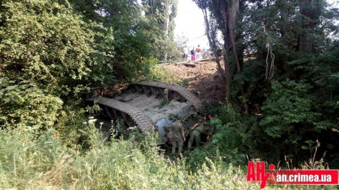 В Крыму перевернулся российский танк, образовалась пробка в 10 км (ВИДЕО)