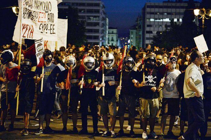 Соглашение с кредиторами греки встретили беспорядками и «коктейлями Молотова» (ФОТО)