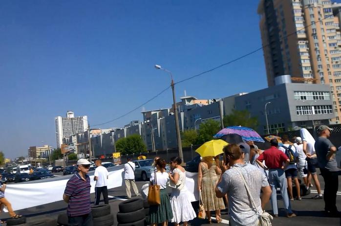 В Киеве противники застройки заблокировали Броварской проспект и жгут шины (ФОТО)