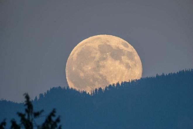 Завтра жители Земли смогут увидеть «голубую Луну»