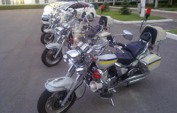 Київські поліцейські показали мотоцикли, на яких патрулюватимуть місто (ФОТО)