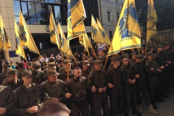 В Киеве бойцы под флагами «Азова» блокируют здание Фискальной службы