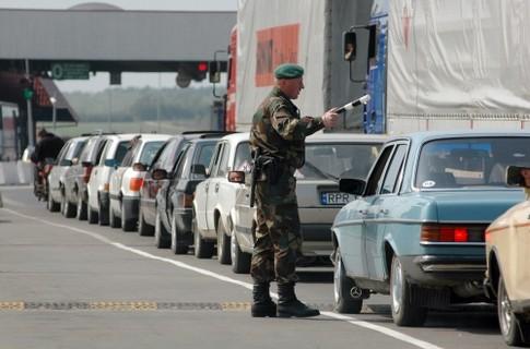 На границе с Венгрией огромные очереди из-за операции по борьбе с контрабандой