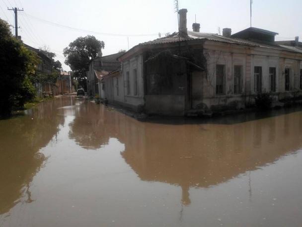 В Евпатории из-за аварии затопило улицы и нет питьевой воды (ФОТО)