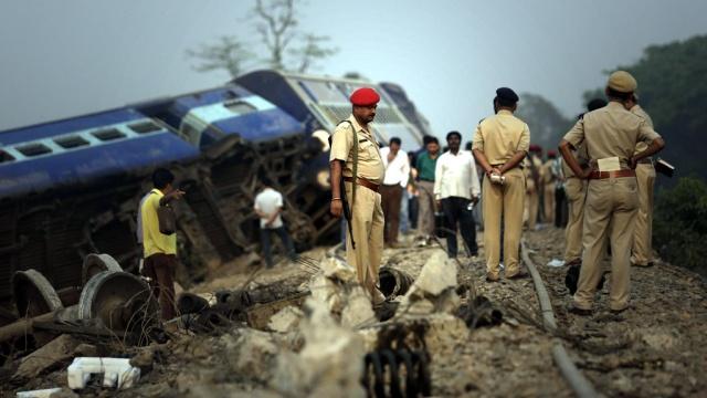 В Индии перевернулись два поезда: погибли не менее 32 человек