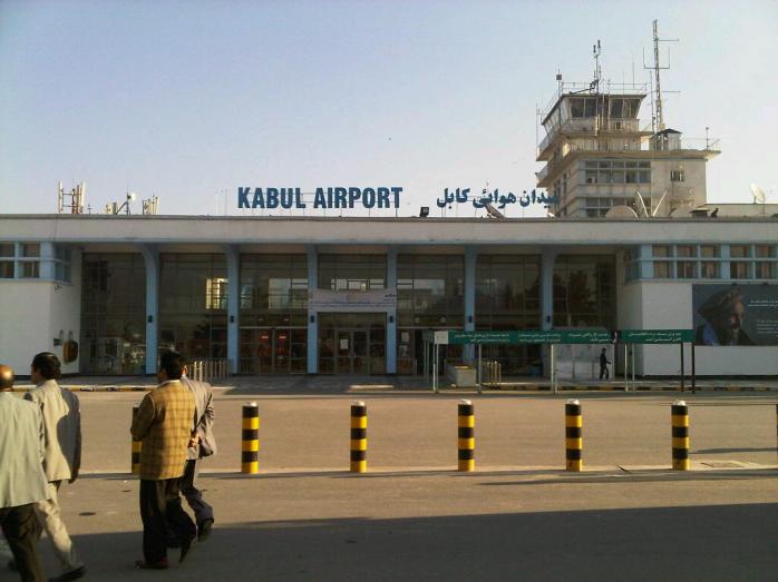 На въезде в аэропорт Кабула прогремел мощный взрыв