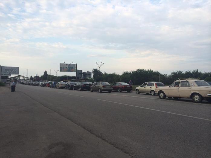 На украинской границе в Харьковской области образовалась огромная очередь авто