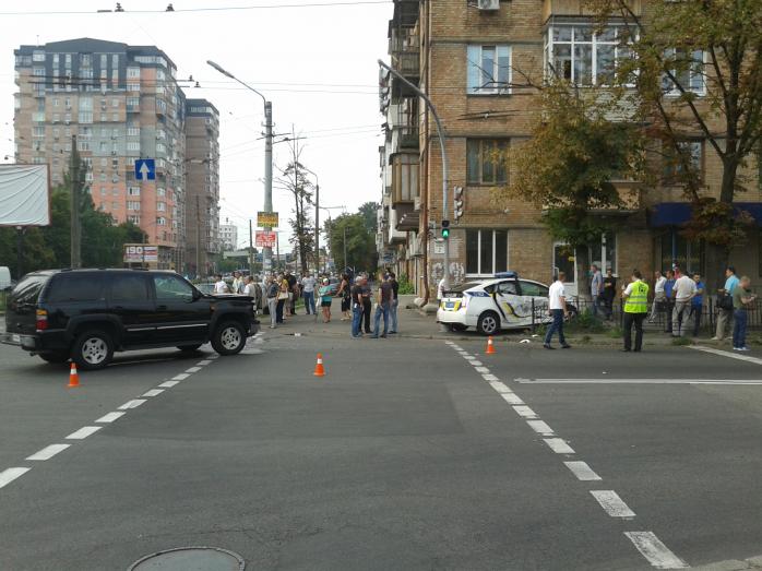 В Киеве внедорожник врезался в полицейский автомобиль, пострадали четверо патрульных