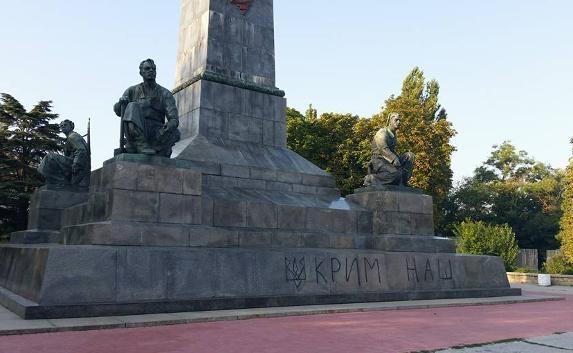 В Севастополе памятник Ленину «украсили» украинским трезубцем (ФОТО)
