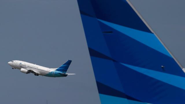 В небе над Индонезией пропал пассажирский самолет
