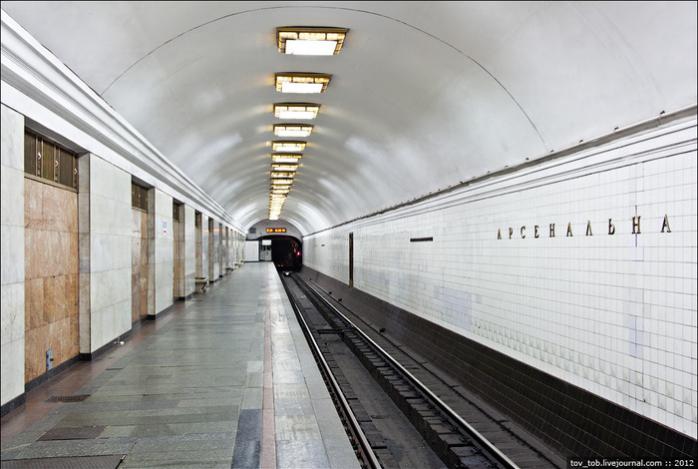 Милиция просит киевлян не спускаться в метро «Арсенальная»: ловят агрессивных парней (ФОТО)