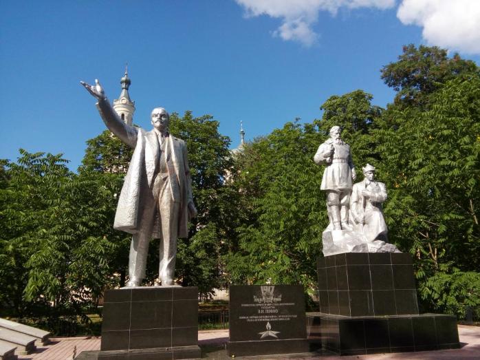 У Чернігівській області відреставрували і встановили пам’ятник Леніну