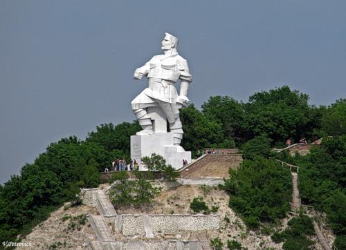 Уникальный 800-тонный советский памятник может сползти в реку