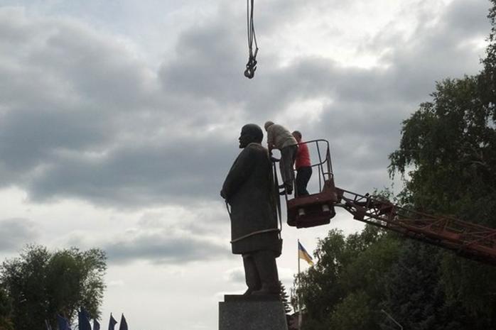 У Харківській області демонтували черговий пам’ятник Леніну (ФОТО)