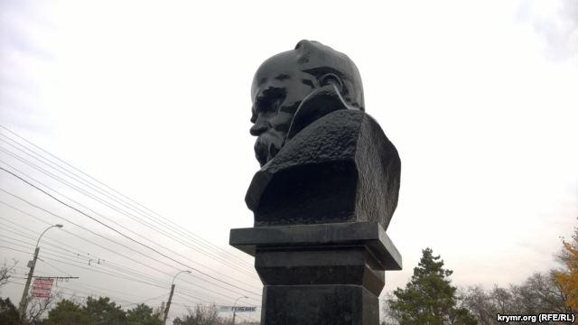 У Сімферополі затримали активістів за покладання квітів до пам’ятника Шевченку