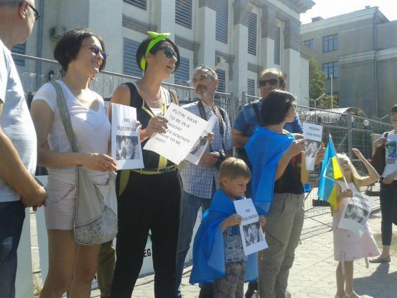 Біля посольства Росії в Києві активісти проводять пікет на підтримку Сенцова