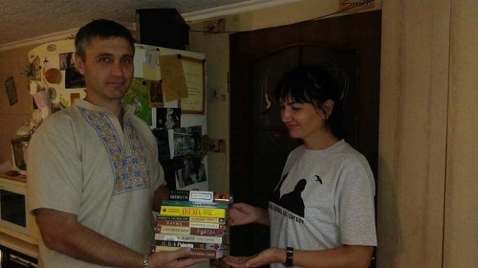 В Феодосии активисты открыли украинскую библиотеку