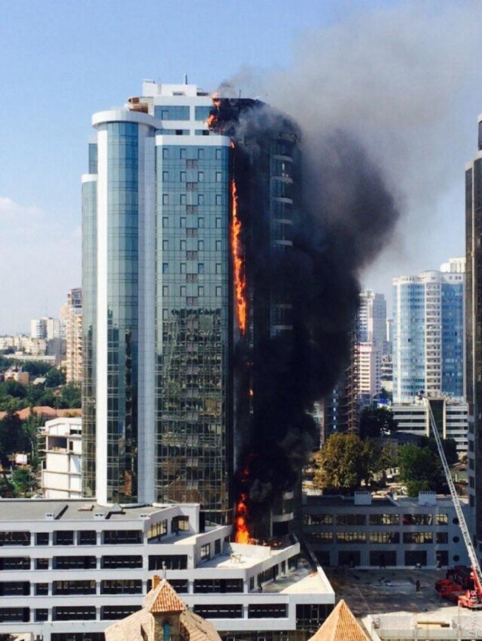 На масштабній пожежі в Одесі постраждали двоє рятувальників