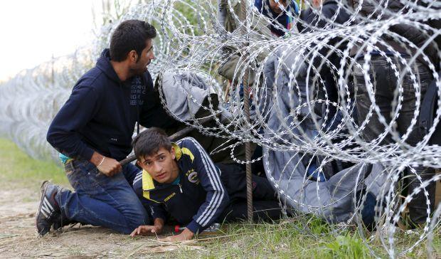 Венгрия установила колючую проволоку на сербской границе