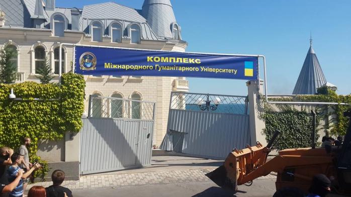 В Одессе задержали тракториста, который снес ворота в дом Кивалова