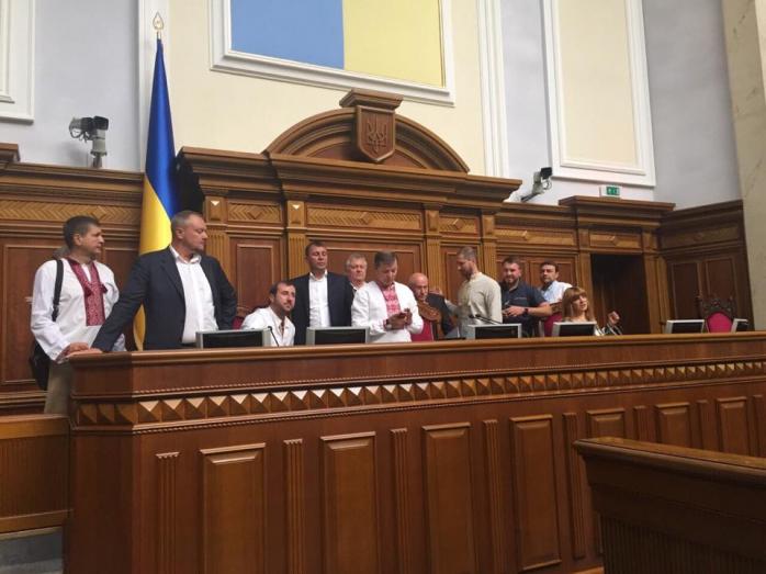 Депутаты заблокировали трибуну украинского парламента