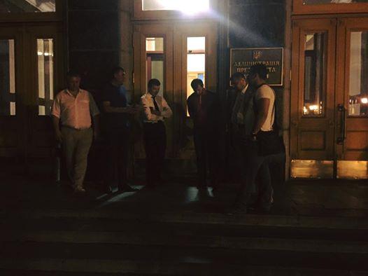 Ночью под Администрацией президента в Киеве подрались депутаты (ВИДЕО)