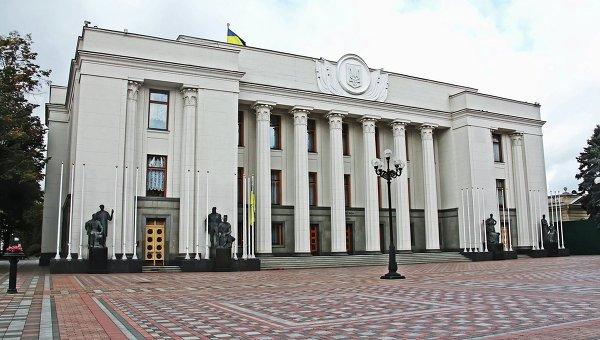 В Киеве возле парламента мужчина порезал себе вены