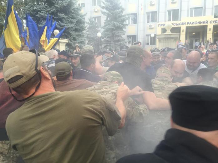 В Одессе возле суда произошли столкновения протестующих с милицией (ФОТО)