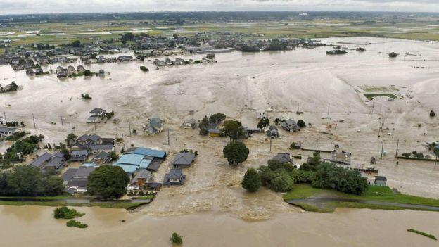 В Японии жертвами наводнения стали уже трое людей, 26 пропали без вести