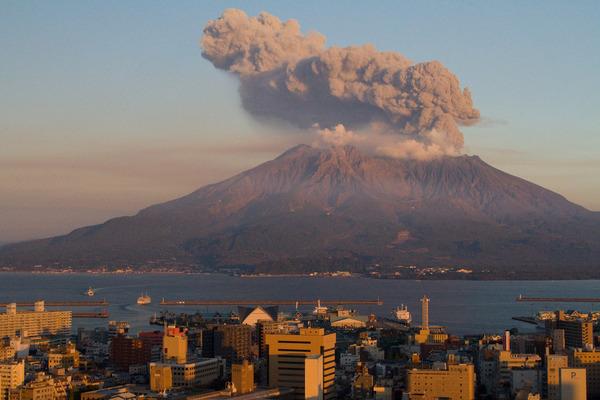 В Японии произошло извержение крупнейшего в стране действующего вулкана (ФОТО)