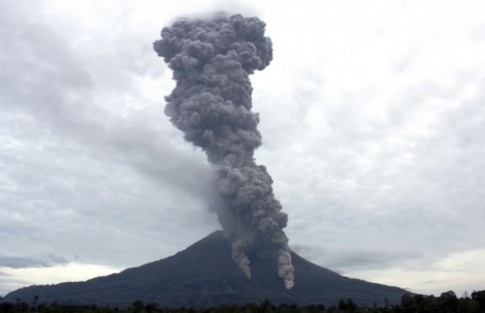 Из-за мощного извержения вулкана в Индонезии погибли 16 человек (ФОТО)