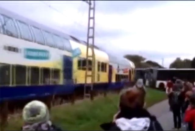 Потяг протаранив шкільний автобус в Німеччині (ВІДЕО)
