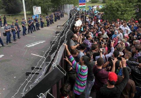 МИД Венгрии: В Европу движется 30-35 млн беженцев