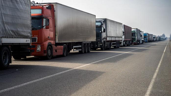 На кордоні з Кримом утворилися кілометрові черги вантажівок
