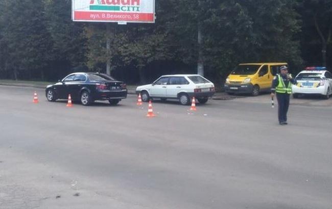 Во Львове автомобиль с военными номерами сбил пешехода
