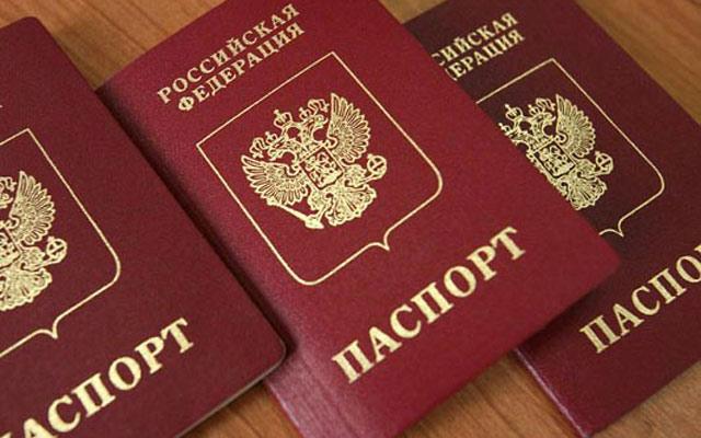В Крыму власти забирают у жителей выданные ранее российские паспорта