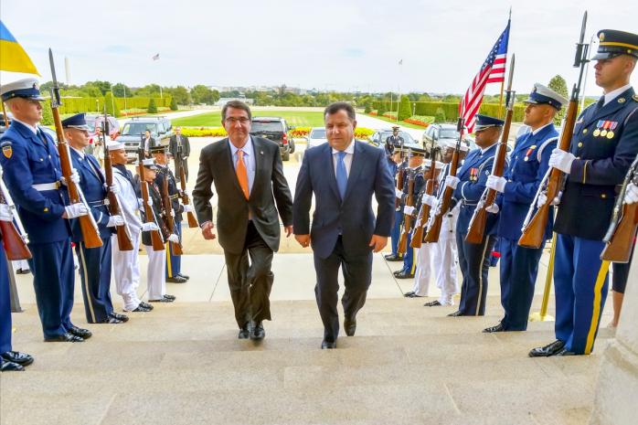 Полторак пригласил министра обороны США Картера посетить Украину