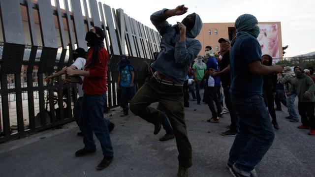 В Мексике происходят погромы и столкновения с полицией