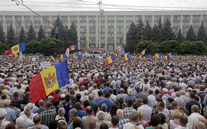Возле здания парламента в Кишиневе произошла потасовка между полицией и активистами