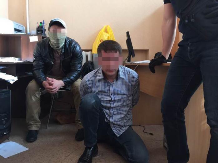 На Киевщине задержали на взятке двух госслужащих