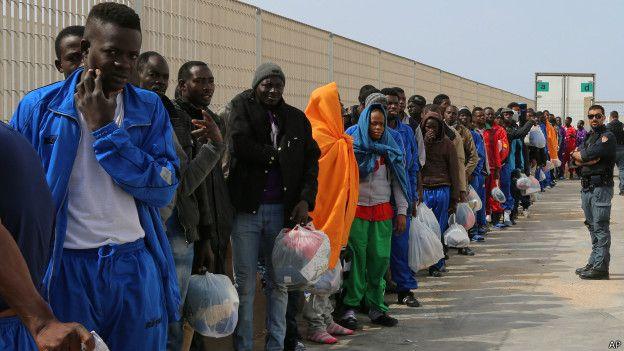 Страны ЕС планируют депортировать 400 тыс. мигрантов — СМИ