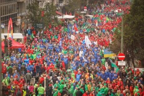 В Брюсселе против экономии митингуют около 100 тыс. человек