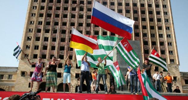 Столтенберг призвал Россию отменить признание независимости Абхазии и Южной Осетии