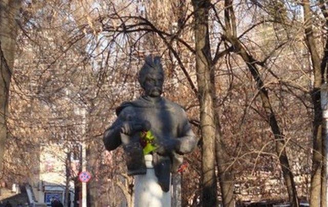 В Симферополе задержали активистов за возложение цветов к памятнику Хмельницкому