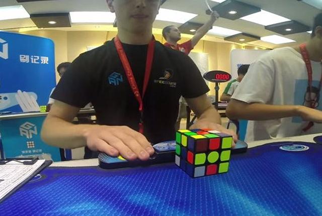 Австралийский подросток собрал кубик Рубика за 5,77 секунд (ВИДЕО)