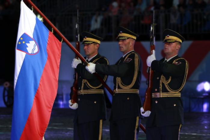 Словения привлекает армию для охраны границы