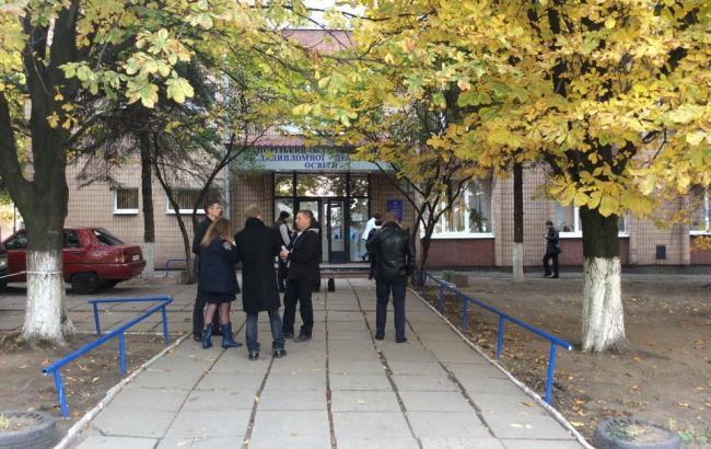 В Запорожье неизвестные заблокировали избирательный участок (ФОТО)