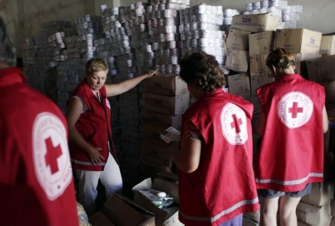На Донбасс проехали 24 грузовика гуманитарной помощи Красного Креста