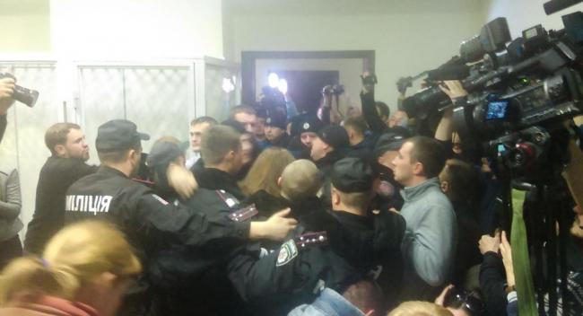 В Киеве на суде над Корбаном произошла массовая драка, есть пострадавшие (ФОТО, ВИДЕО)