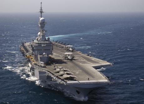 Франция направляет авианосец для борьбы с ИГИЛ